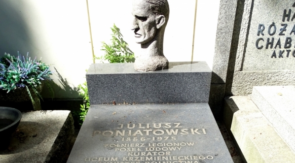  Grób Juliusza Poniatowskiego w Alei Zasłużonych cmentarza Powązkowskiego w Warszawie.  