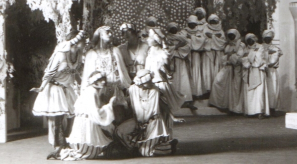  Scena ze spektaklu "Książę Niezłomny" Juliusza Słowackiego według Pedra Calderóna de la Barca.  