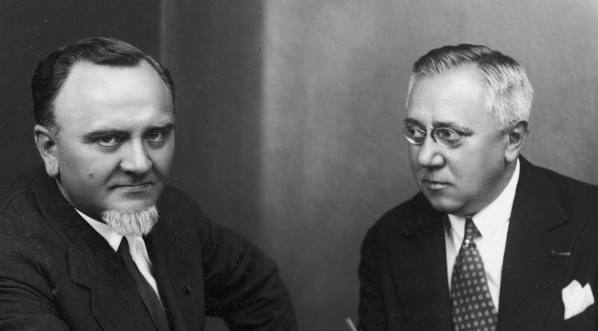  Dyrektorzy Teatru Polskiego w Poznaniu Bolesław Szczurkiewicz i Teofil Trzciński (z lewej) podczas pracy w 1932 roku.  