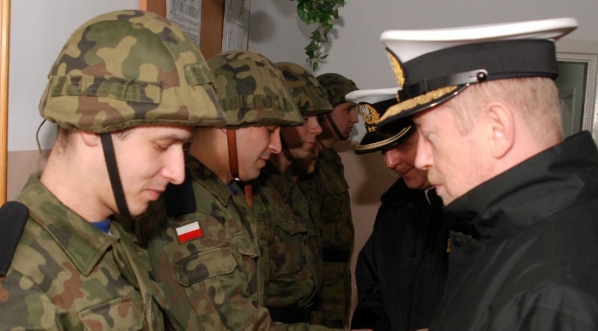  Spotkanie opłatkowe dowódcy Marynarki Wojennej wiceadmirała Andrzeja Karwety z marynarzami z Oddziału Zabezpieczenia Marynarki Wojennej pełniącymi służbę wartowniczą 24.12.2008 roku. .  