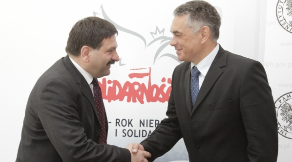  Janusz Śniadek (przewodniczący NSZZ „Solidarność”) i Janusz Kurtyka w czasie konferencji prasowej poświęconej planom naukowym i edukacyjnym IPN związanym z NSZZ „Solidarność”, 26 maja 2009 r.  