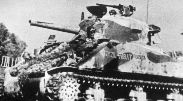  Forsowanie rzeki Metauro przez żołnierzy 2 Korpusu Polskiego podczas walk na Linii Gotów w sierpniu 1944 roku. Czołg M4 Sherman "Quizil Ribat" gen. Bronisława Rakowskiego pod San Costanzo.  