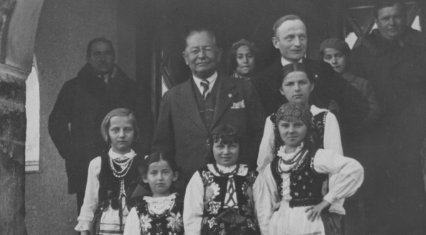  Marian Dąbrowski z dziećmi zakopiańskimi, 1935 rok.  