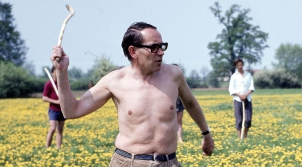  Tadeusz Konwicki podczas realizacji filmu "Jak daleko stąd, jak blisko" z 1972 roku.  