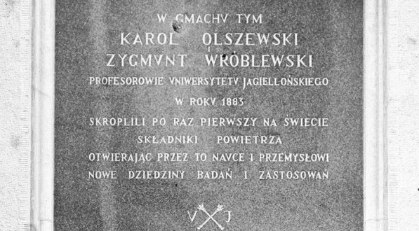  Tablica wmurowana w ścianę budynku uniwersyteckiego przy ulicy św. Anny na pamiątkę skroplenia powietrza poraz pierwszy na świecie w 1883 r. przez profesorów Karola Olszewskiego i Zygmunta Wróblewskiego.  