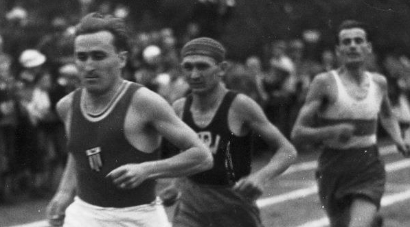  Janusz Kusociński na prowadzeniu w biegu na 3 kilometry w Warszawie  