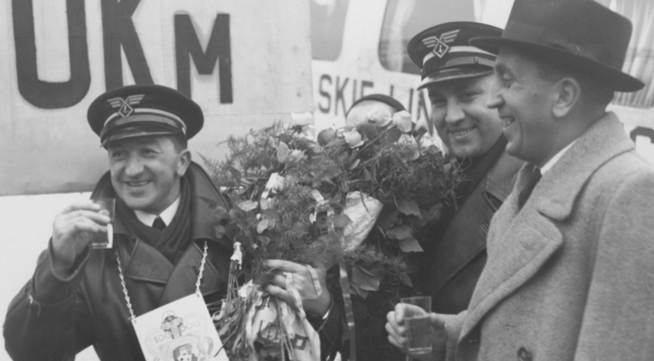  Uroczystość na lotnisku Okęcie w Warszawie z okazji przelotu przez pilota Zygmunta Barciszewskiego 1000000 km w służbie lotnictwa komunikacyjnego 7.11.1938 r.  
