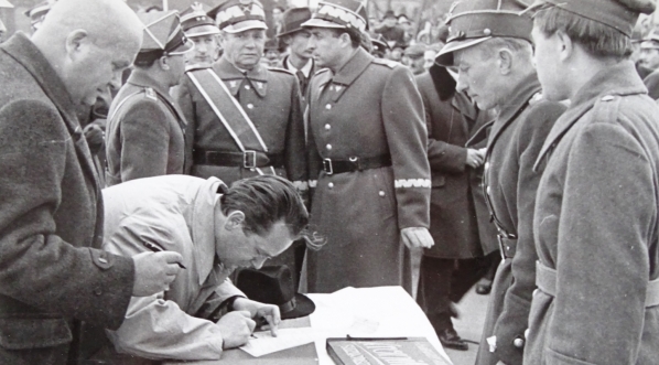  Otwarcie odbudowanego mostu Poniatowskiego - podpisy dokumentów, 22.07.1946 r.  