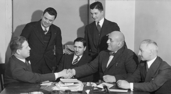  Podpisanie aktu kupna dwóch polskich filmów dźwiękowych "Ułani, ułani" i "Janko muzykant" przez nowopowstałą spółkę "Zbyszko Film Company" w Nowym Jorku w 1932 r.  