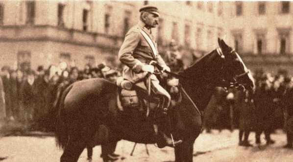  "Marszałek Piłsudski na swej ulubionej kasztance".  