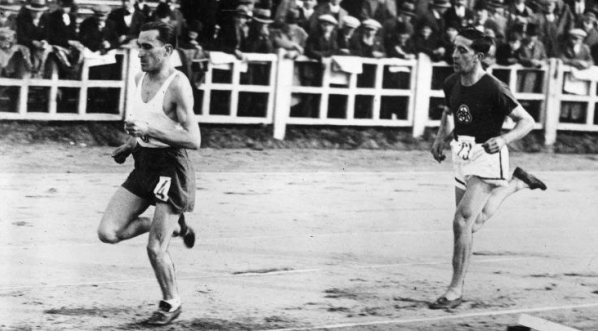  Janusz Kusociński  na prowadzeniu w biegu podczas meczu lekkoatletycznego  Belgia - Polska.  