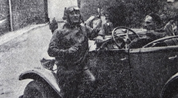  Władysław Strzelecki w Sandomierzu przy Bramie Opatowskiej w 1929 roku. .  