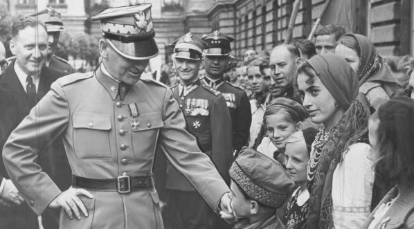  Dzieci szlachty zagrodowej z wizytą u marszałka Edwarda Śmigłego-Rydza w Warszawie w czerwcu 1939 r.  