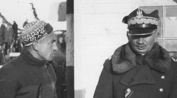  Generał dywizji Juliusz Rómmel i nierozpoznany mężczyzna w stroju narciarskim.  