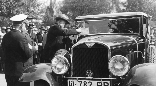  Pokaz i konkurs piękności samochodów zorganizowany przez Automobilklub Polski w parku im. Ignacego Jana Paderewskiego w Warszawie w maju 1931 roku. (2)  