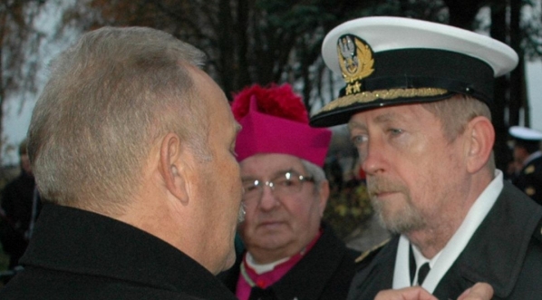  Odznaczenie dowódcy Marynarki Wojennej Andrzeja Karwety Złotym Krzyżem Związku Piłsudsczyków RP, Kosaków 8.11.2009 r.  