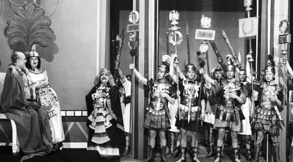  Przedstawienie "Cezar i Kleopatra" George`a Bernarda Shawa w Teatrze Miejskim im. Juliusza Słowackiego w Krakowie  w kwietniu 1930 roku.  
