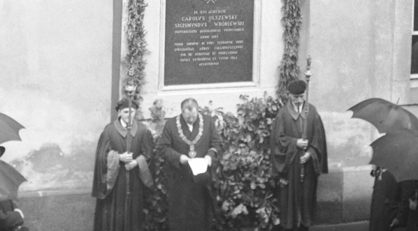  Tablica pamiątkowa ku czci profesorów Karola Olszewskiego i Zygmunta Wróblewskiego wmurowana w ścianę jednego z budynków Uniwersytetu Jagiellońskiego w Krakowie  w 1938 roku.  