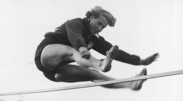  Jadwiga Wajsówna w skoku wzwyż podczas zawodów lekkoatletycznych w Katowicach 13.09.1926 r.  