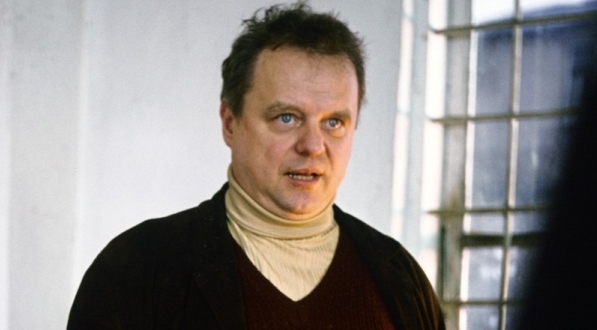  Stanisław Bareja w trakcie kręcenia filmu "Brunet wieczorową porą" w 1976 roku.  