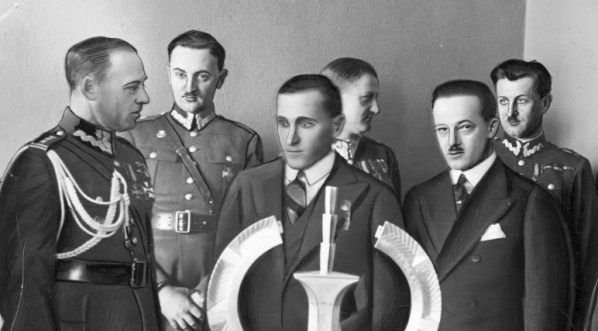  Wręczenie lekkoatlecie Januszowi Kusocińskiemu  Państwowej Nagrody Sportowej w Warszawie w marcu 1932 roku.  