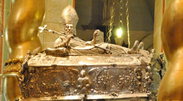  Relikwiarz św. Wojciecha w katedrze gnieźnieńskiej.  
