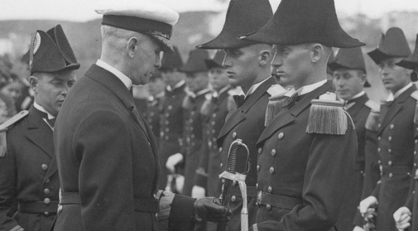  Promocja w Szkole Podchorążych Marynarki Wojennej w Gdyni w sierpniu 1934 roku.  
