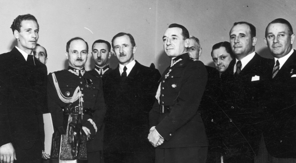  Wręczenie Stanisławowi Marusarzowi państwowej nagrody sportowej w Warszawie w kwietniu 1939 roku.  