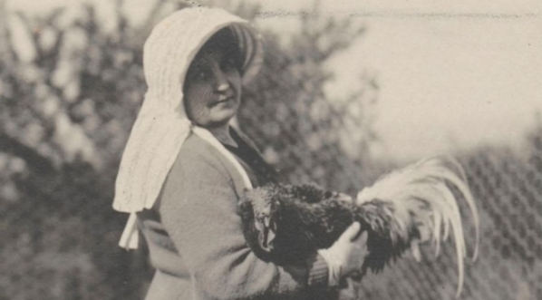  Helena Paderewska (1856-1934) na swojej farmie kur rasowych w Riond-Bosson k. Morges w Szwajcarii  