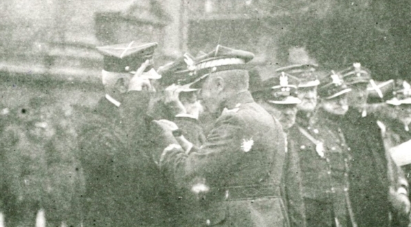  Uroczystość we Lwowie w 1923 roku wręczenia odznaczeń weteranom powstania styczniowego.  