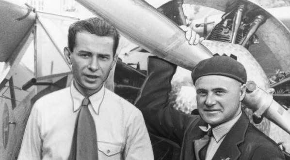  Powitanie w Warszawie polskiej ekipy ze zwycięzcą Międzynarodowych Zawodów Samolotów Turystycznych (Challenge 1932) pilotem Franciszkiem Żwirkiem, 7.08.1932 r.  