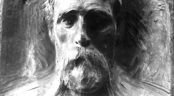  Płaskorzeźba dłuta artysty rzeźbiarza Karola Hukana przedstawiająca Adama Asnyka.  
