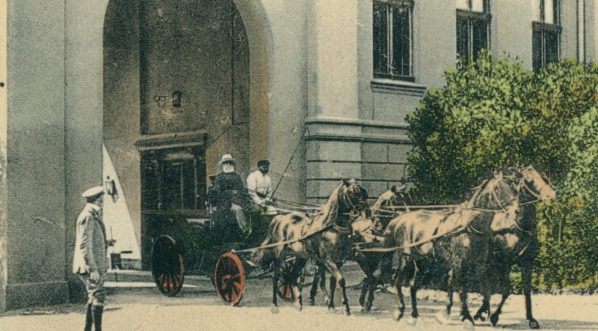  Powóz przed pałacem Sanguszków w Sławucie.  