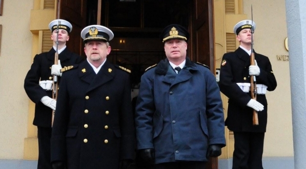  Dowódca Marynarki Wojennej RP wiceadmirał Andrzej Karweta i dowódca Królewskiej Marynarki Wojennej kontradmirał Anders Grenstad.  