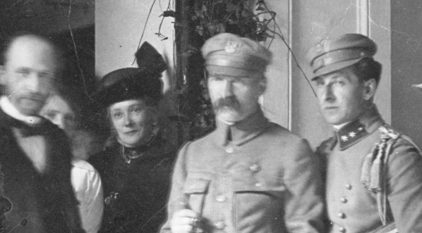  Józef Piłsudski podczas wizyty w biurze Naczelnego Komitetu Narodowego w kwietniu 1916 r.  