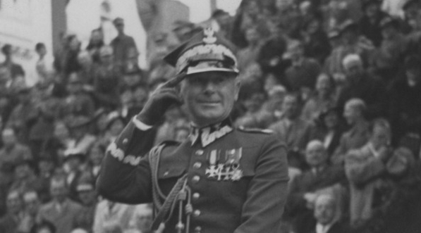  Uroczystość w Bydgoszczy, po zakończeniu manewrów wojskowych. (fot. Witold Pikiel, wrzesień 1937 r.)  