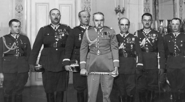  Wręczenie buzdyganu marszałkowi Polski Józefowi Piłsudskiemu przez delegację kawalerii polskiej w Warszawie  8.04.1934 roku.  