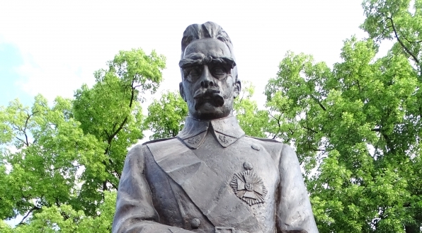  Pomnik Józefa Piłsudskiego koło Belwederu w Warszawie wystawiony jako wyraz wdzięczności za ocalenie Warszawy w 1920 roku.  