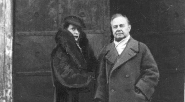  Pianista i kompozytor Józef Hofmann z żoną przed bramą domu, w którym się urodził.  