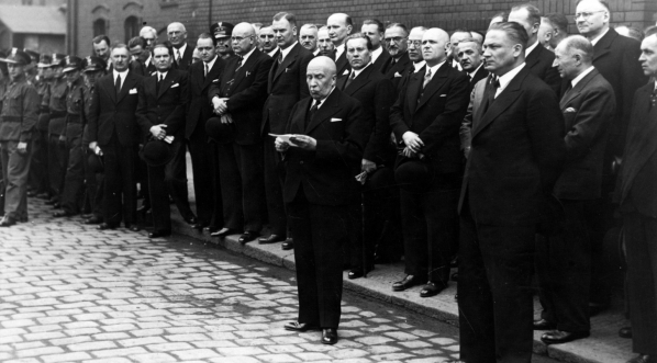  Odsłonięcie pomnika marszałka Józefa Piłsudskiego na terenie Huty Baildon w Katowicach. (fot. Czesław Datka, marzec 1937 r.)  