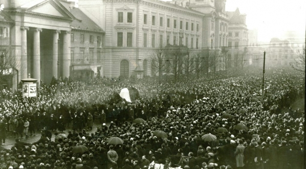 Pogrzeb Stefana Żeromskiego, kondukt pogrzebowy na placu Teatralnym w Warszawie 1925 r.  