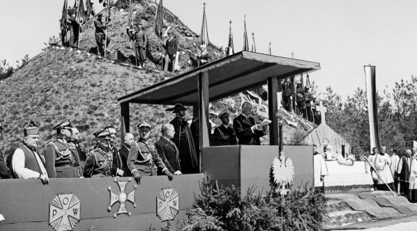  Uroczystość poświęcenia kopca ku czci marszałka Polski Józefa Piłsudskiego w Zawadach na Podlasiu w maju 1938 roku.  