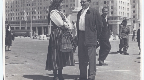  Ludwik Starski i Lidia Korsakówna podczas kręcenia filmu "Przygoda na Mariensztacie" 1953  