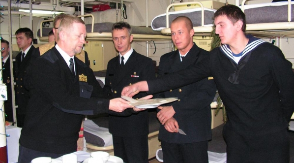  Kolacja wigilijna na ORP "Flaming" z udziałem dowódcy Marynarki Wojennej wiceadmirała Andrzeja Karwety  w grudniu 2007 roku.  