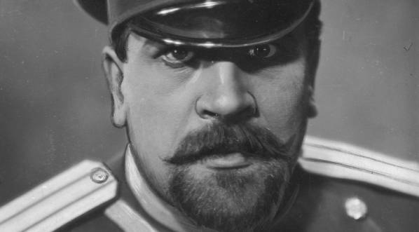  Bogusław Samborski jako pułkownik żandarmerii Sierow w jednej ze scen filmu „Na Sybir”.  (2)  