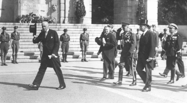  Prezydent RP Ignacy Mościcki w drodze na uroczyste otwarcie XIV Zjazdu Lekarzy i Przyrodników w Poznaniu we wrześniu 1933 roku.  