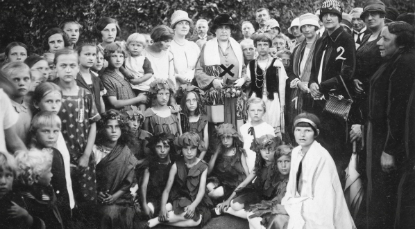  Dzieci polskie z Niemiec na kolonii letniej w ochronce w Toruniu 2.08.1927 roku.  