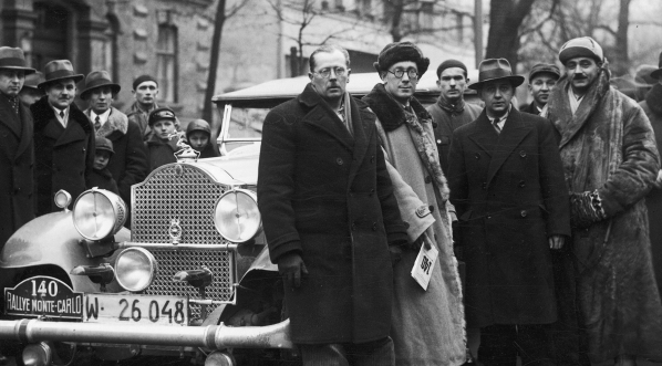  Przejazd przez Warszawę samochodów z uczestnikami Międzynarodowego Rajdu Samochodowego Monte Carlo w styczniu 1935 r.  