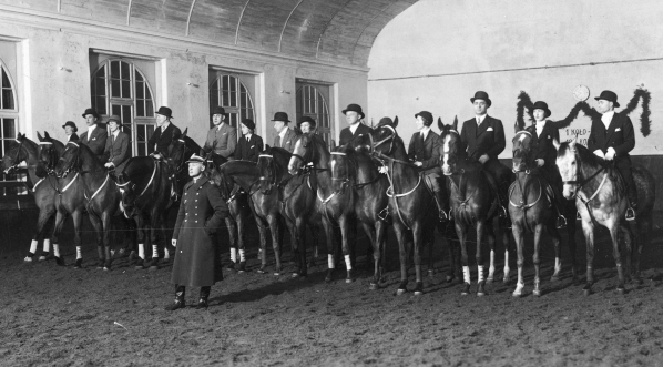  Sportowy pokaz jazdy konnej w Łódzkim Klubie Jazdy Konnej w 1934 roku.  