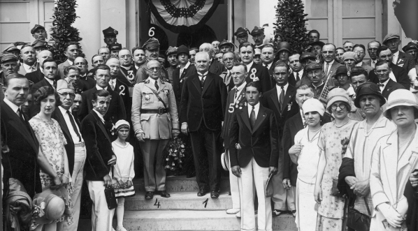  Członkowie Polskiego Towarzystwa Gimnastycznego "Sokół" ze Stanów Zjednoczonych Ameryki podczas pobytu w Poznaniu 4.07.1929 r.  